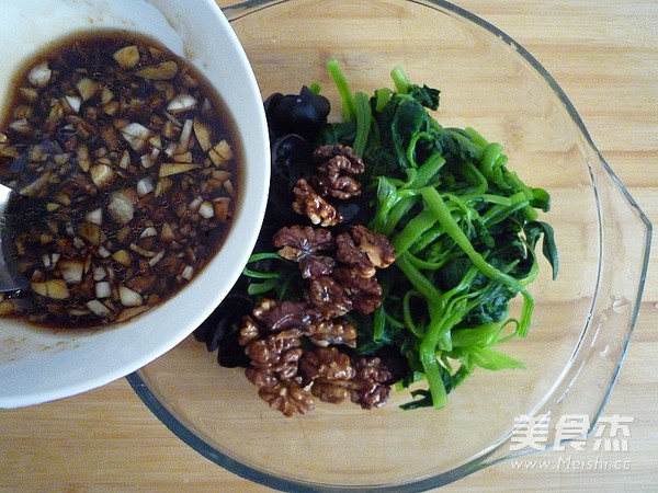 Spinach Fungus Mixed with Walnuts recipe