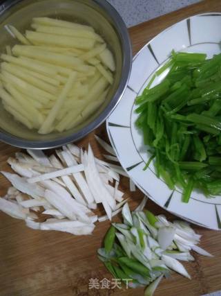Stir-fried Shredded Potatoes with Celery recipe