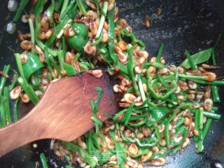 Stir-fried Small River Prawns with Leek recipe