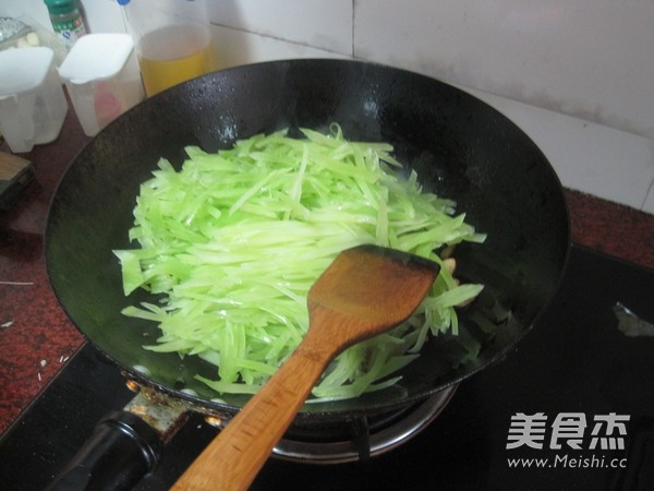 Stir-fried Shredded Lettuce with Small Sausage recipe