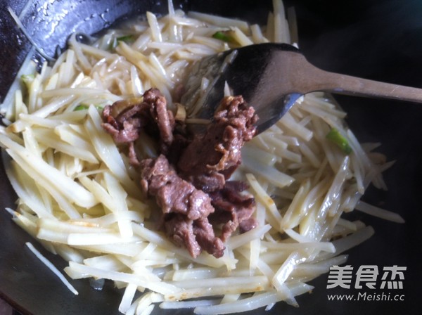 Stir-fried Potato Shreds with Meat recipe