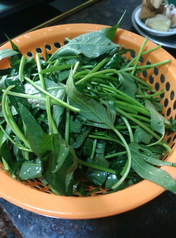 Fried Noodles with Sweet Potato Leaves recipe