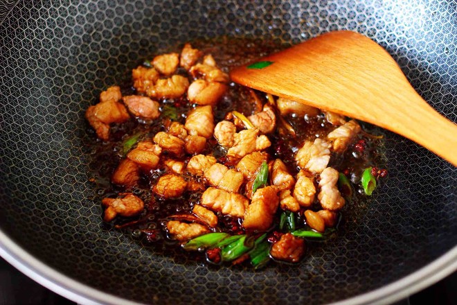 Stir-fried Diced Pork with Eggplant and Double Pepper recipe