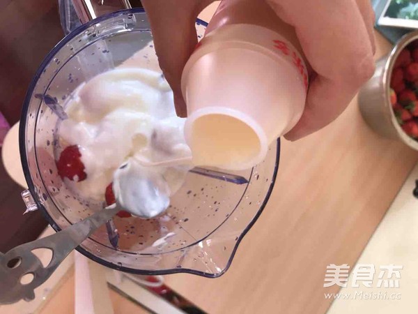 Banana Strawberry Milkshake recipe