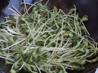 Stir-fried Black Bean Sprouts with Carrots recipe