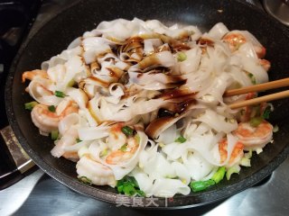 Stir-fried Hor Fun with Green Vegetables and Shrimp recipe