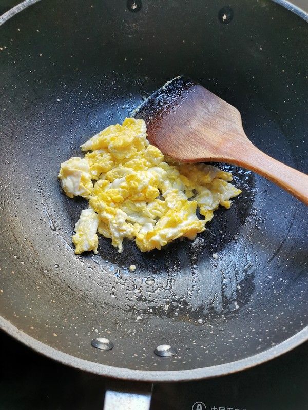 Scrambled Eggs with Lettuce Leaves recipe