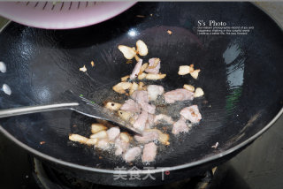 Fresh and Small Stir-fry in Winter-stir-fried Shredded Pork with Wormwood recipe