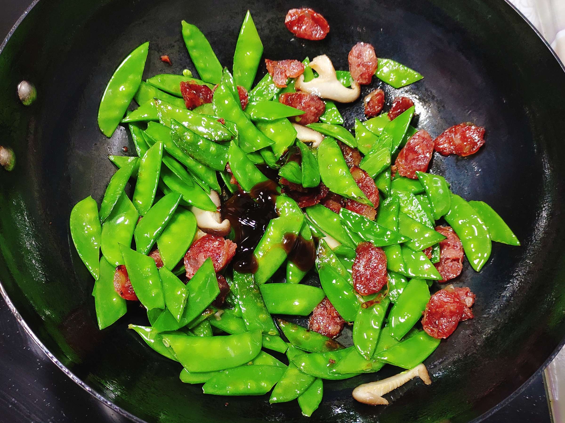 Stir-fried Snow Peas with Light and Non-greasy Sausages recipe