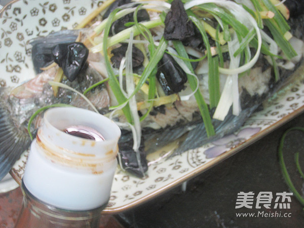 Steamed Crucian Carp with Olive Horn recipe