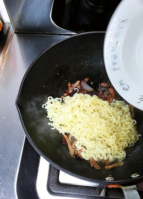 #中卓牛骨汤面# Fried Instant Noodles with Shredded Pork recipe