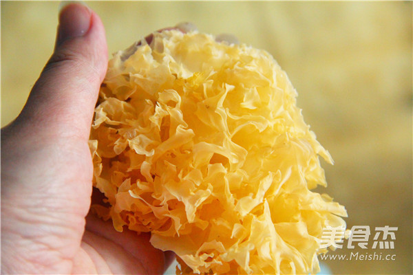 Golden Fruit and Tremella Sweet Soup recipe