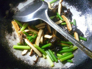Stir-fried Garlic Sprouts with Dried Black Fungus recipe