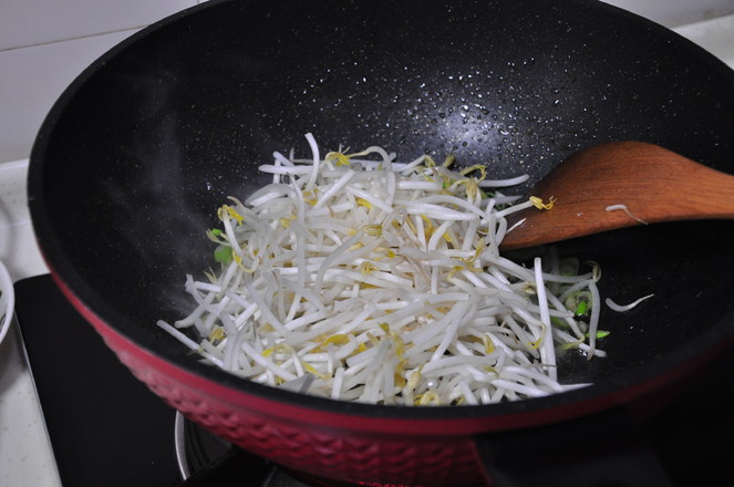 Stir-fried Shredded Pork with Bean Sprouts recipe