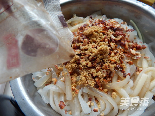 Shredded Pork Salad with Potato Powder recipe