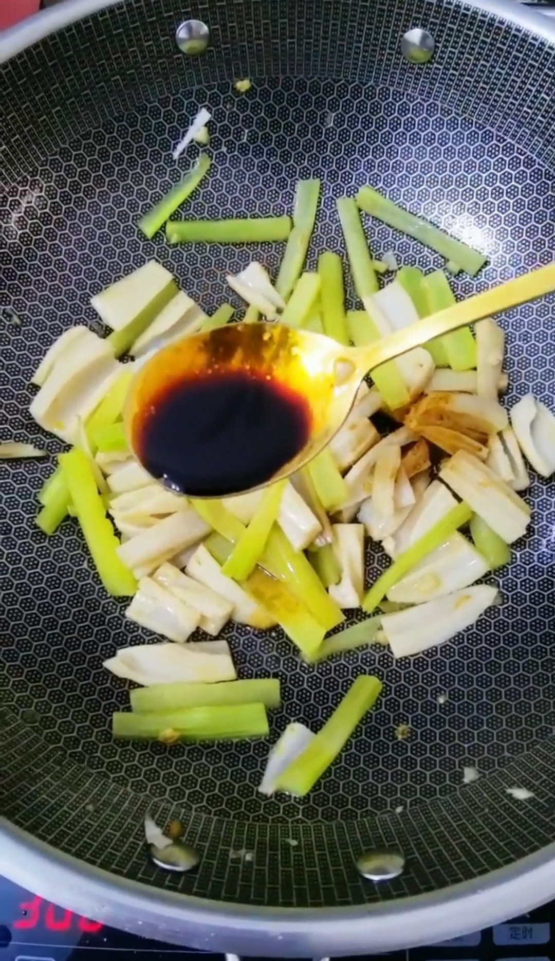 Stir-fried Lotus Root with Green Bamboo Shoots recipe