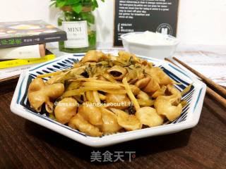 Stir-fried Pig Intestines with Ginger and Pickled Cabbage recipe