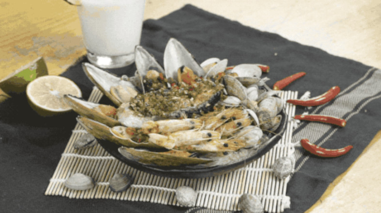 Luxurious White Wine Steamed Seafood recipe