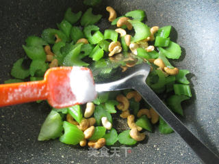 Stir-fried Celery with Crispy Cashew Nuts recipe
