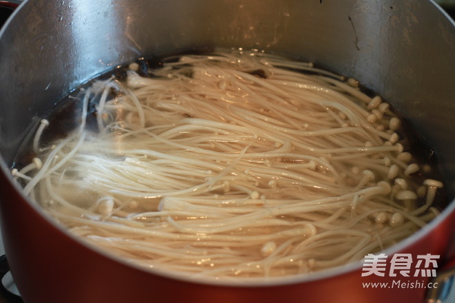 Enoki Mushroom and Seaweed Soup recipe