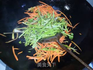 Stir-fried Shredded Pork with Cilantro and Carrots recipe