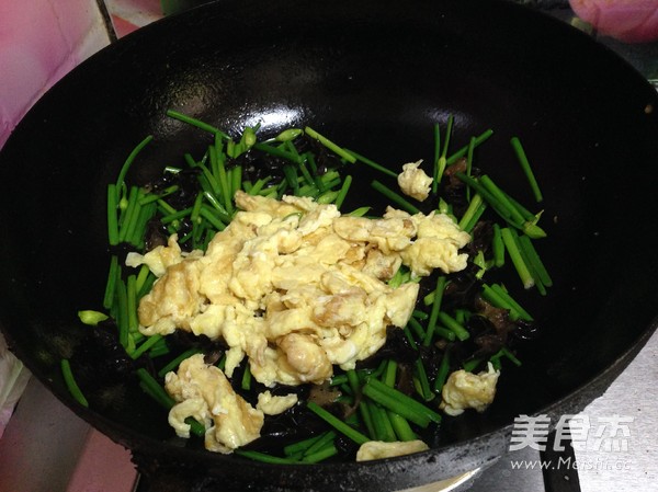 Scrambled Eggs with Chive Moss recipe