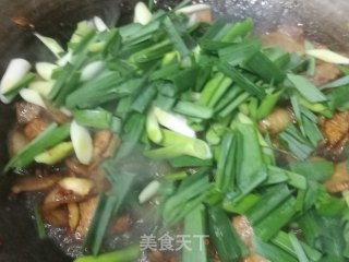 Stir-fried Pork with Garlic Sprouts recipe