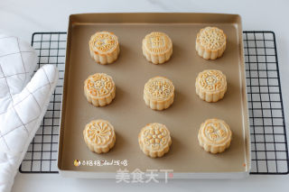 Cantonese-style Lotus Paste and Egg Yolk Mooncakes recipe