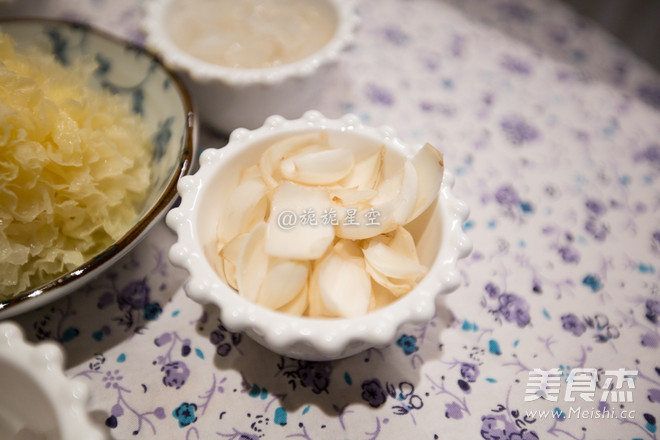 Peach Gum White Fungus Soup recipe