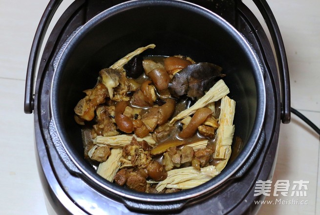 Stewed Pork Knuckles with Mushroom and Yuba recipe