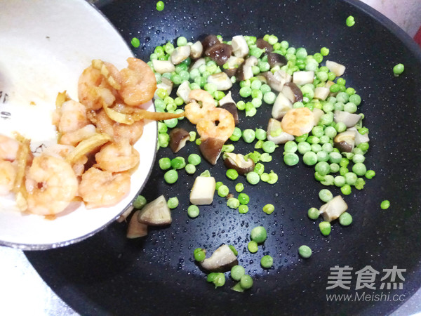 Shrimp Balls with Peas recipe