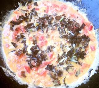 Stir-fried Rice Noodles with Tomato, Egg, Fungus recipe