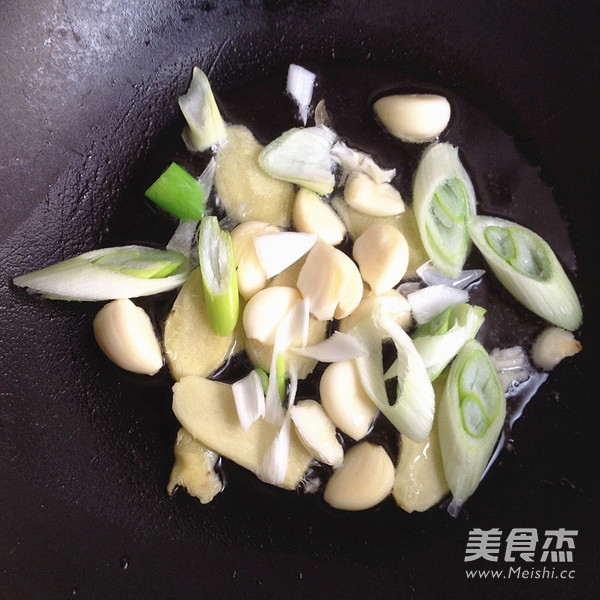 Follow The Chef to Learn How to Cook Scallion Sea Cucumber recipe