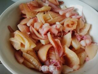 #团圆饭# Squid Fried Horseshoe Bamboo Shoots recipe