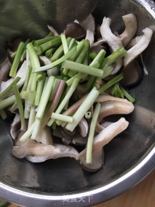 "kaishou Vegetarian" Stir-fried Mushrooms with Leek recipe