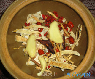 Stewed Chicken Feet with Herbs recipe