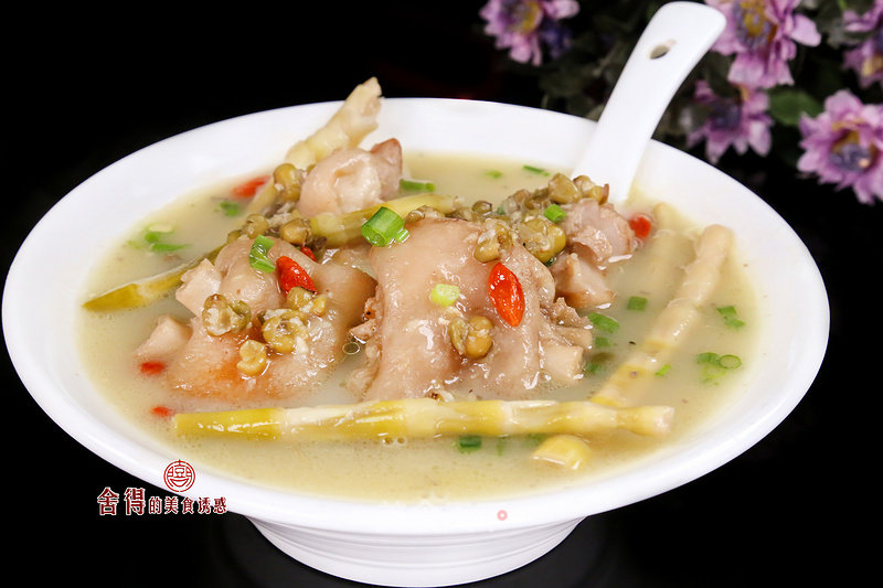 Spring Soup [mung Bean and Bamboo Shoots in Pot with Pork Feet]