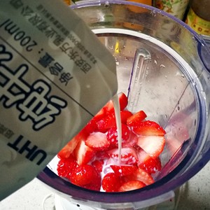 Strawberry Honey Milkshake recipe