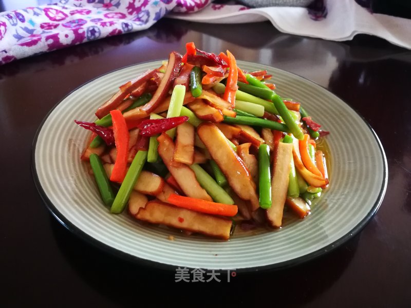 Stir-fried Spiced Dried Beans with Garlic Moss recipe