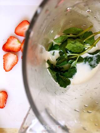 Mint Strawberry Milkshake recipe