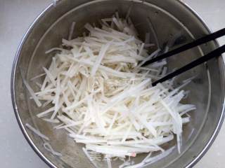 Stir-fried Shredded Pork with Hot Pepper and White Radish recipe