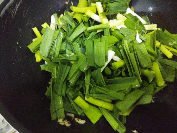 Stir-fried Green Garlic with Shrimp Skins recipe