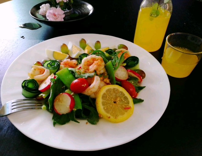 Eat Healthy and Low-fat Delicacies While Eating, and Lightly Eat Vegetable, Fruit and Shrimp Salad.