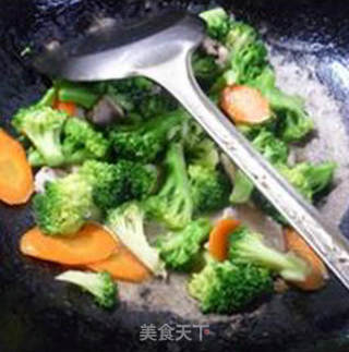 Stir-fried Broccoli with Carrot and Lean Pork recipe