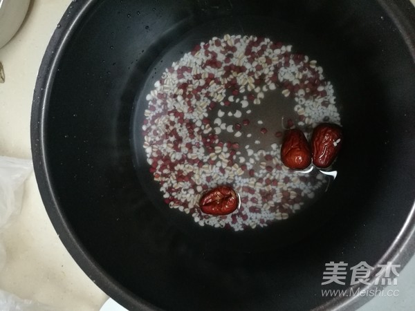 Good Medicine for Sweetness-coix Seed and Red Bean Soup recipe