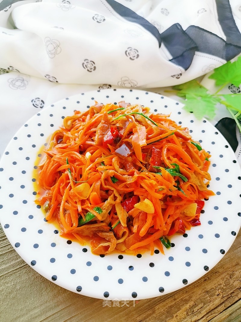 Stir-fried Pork Intestines with Shredded Carrots