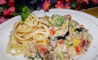 Spaghetti with Butter Chicken and Seasonal Vegetables