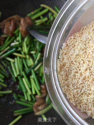 Stir-fried Large Intestine with Garlic Moss recipe