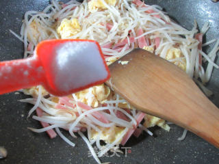 Stir-fried Mung Bean Sprouts with Duck Eggs with Brine Square Legs recipe