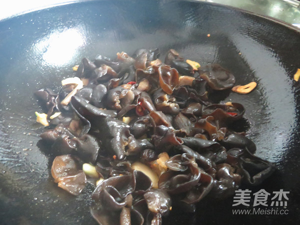 Stir-fried Twice Cooked Pork with Fungus recipe